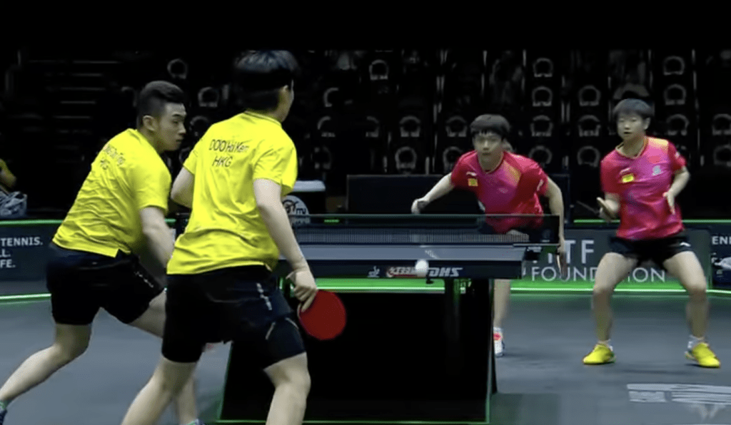 「黄杜配」（黄衫）跟中国组合在决赛中。直播截图