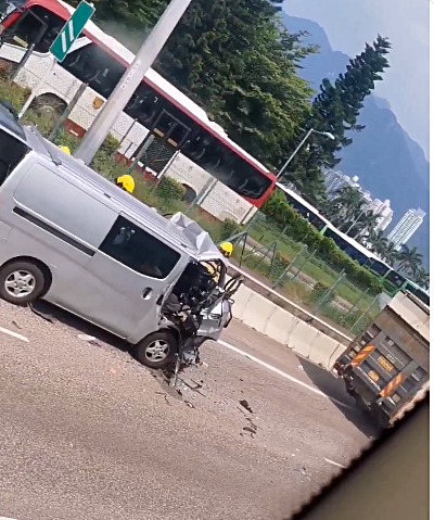 客貨車車頭遭劏開。網上圖片