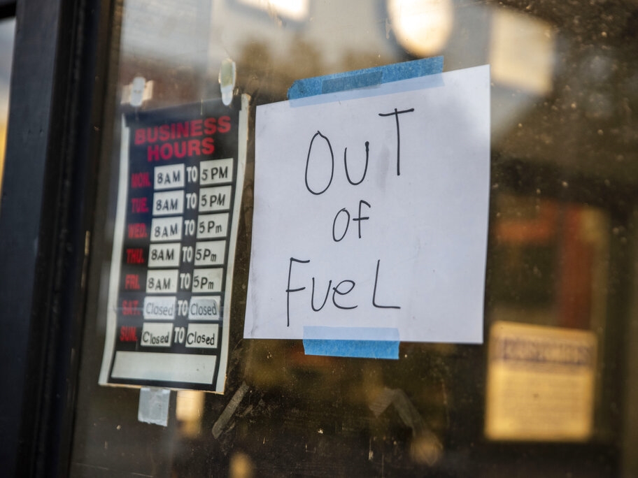美國東南部地區燃油短缺。AP圖片