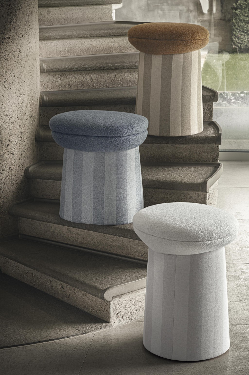 Loro Piana Interiors的全新Palm Stools，配以Wish條紋法蘭絨，色彩配搭迎合簡約家居。