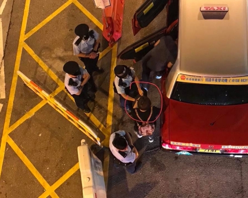 醉酒女子與女警交涉是否自行清理地毯。facebook