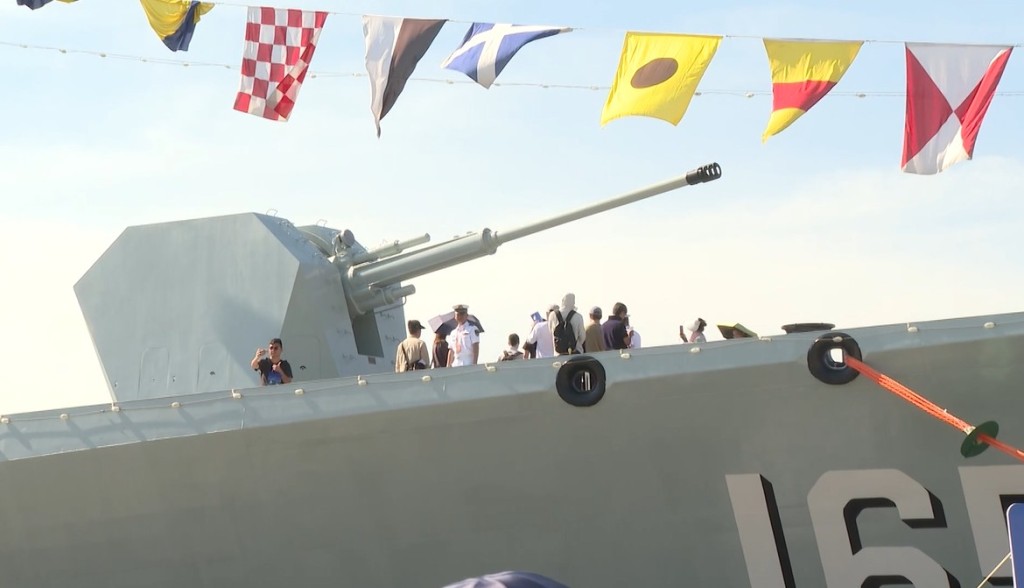 市民對艦上的武器裝備最感興趣。 市民對艦上的武器裝備最感興趣。