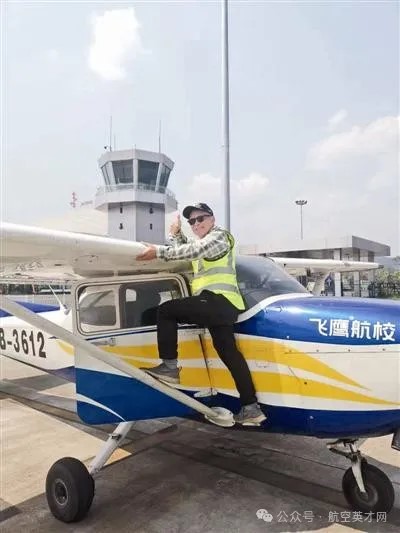 74歲的鄭鎮炎熱愛徒步運動,去年還學習駕飛機。抖音@航空英才網 74歲的鄭鎮炎熱愛徒步運動,去年還學習駕飛機。抖音@航空英才網