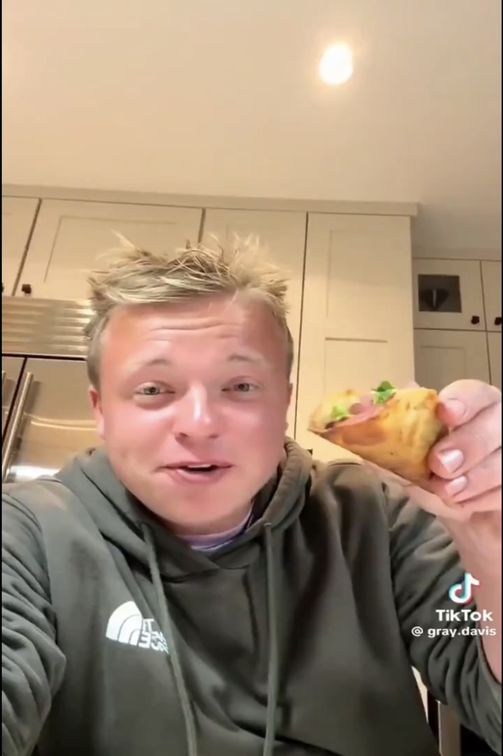 戴维斯称“打不过牠们那就吃掉牠们”。  TikTok@gray.davis