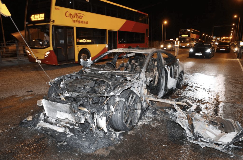 現場所見, 車輛燒毀嚴重,車頭擋風玻璃碎裂,前左車門脫落,車頭蓋消失,遠看儼如廢鐵。 現場所見, 車輛燒毀嚴重,車頭擋風玻璃碎裂,前左車門脫落,車頭蓋消失,遠看儼如廢鐵。