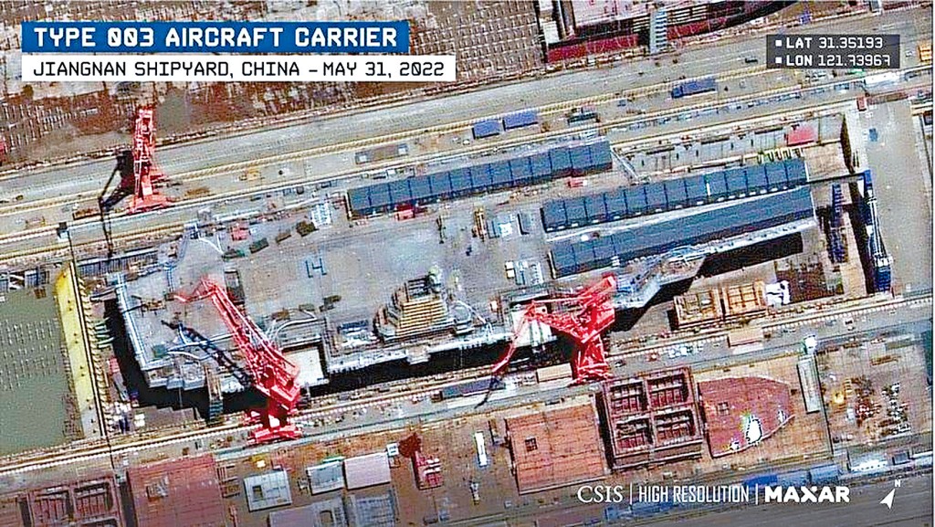 五月三十一日位於上海江南造船廠的中國航母。
