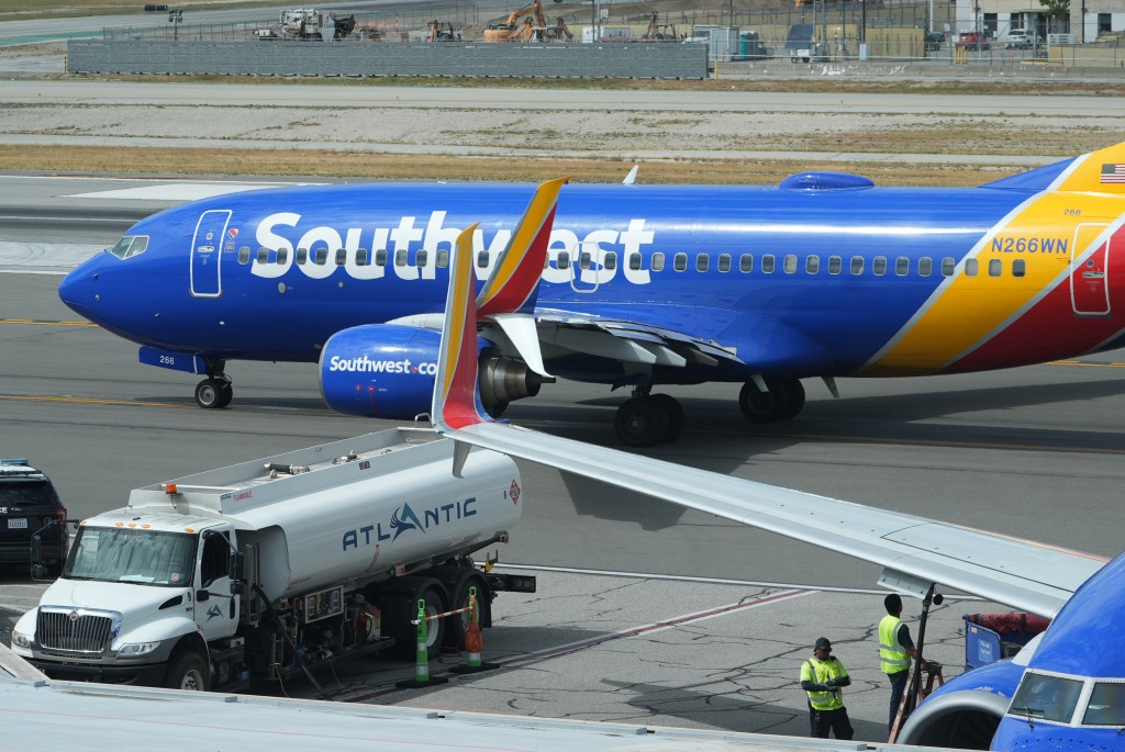 隨著燃油價格上升導致部分航線無利可圖，部分航空公司已開始縮減航班。美聯社