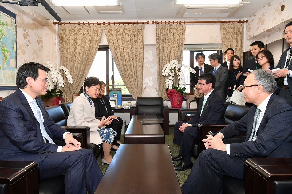 林鄭月娥(左二)在邱騰華(左一)陪同下與日本外務大臣河野太郎(右二)會面。政府新聞處