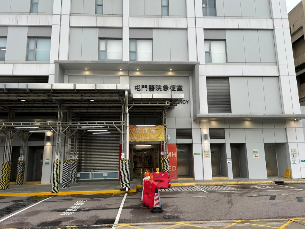 男生被送往屯門醫院搶救。 男生被送往屯門醫院搶救。