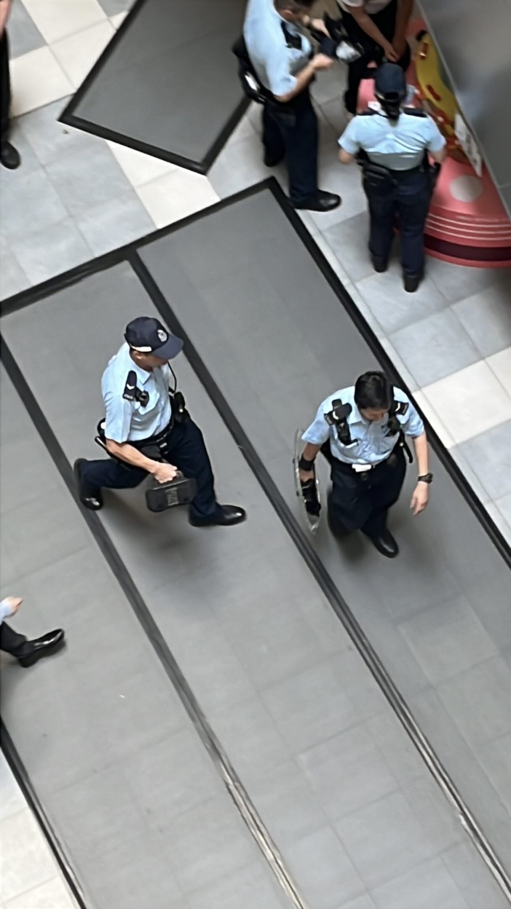 有4名警員接報到場，其中一名警員更持盾牌。kaoruuu_.cosss@threads圖片
