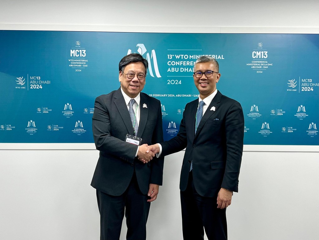 丘應樺與馬來西亞投資、貿易及工業部長Tengku Zafrul Tengku Abdul Aziz（右）舉行雙邊會面。政府新聞處