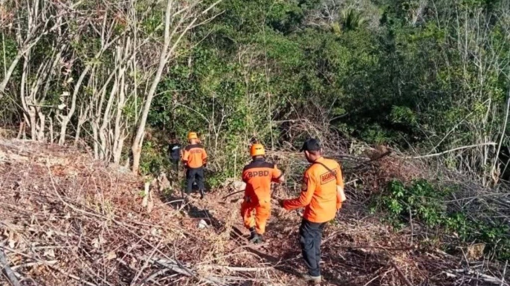 印尼一架直升机在西加里曼丹省失聯，當局派出搜救人員搜索。X@ Fuza Firdaus Zhan