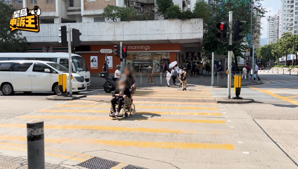 就連推輪椅者，在行人過路交通燈「紅公仔」的狀態下都照過馬路。