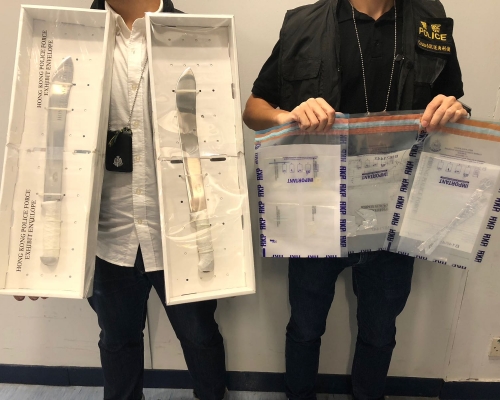 警方展示檢獲的證物。