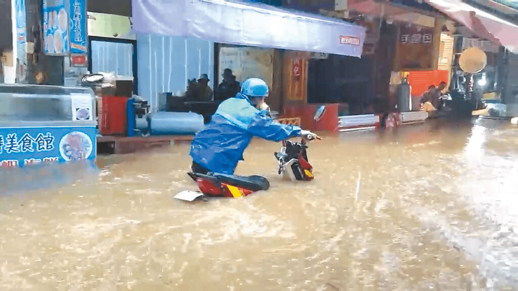 山陀兒颱風10月4日帶來豪大雨，圖為金山市區水深及膝畫面。 中時