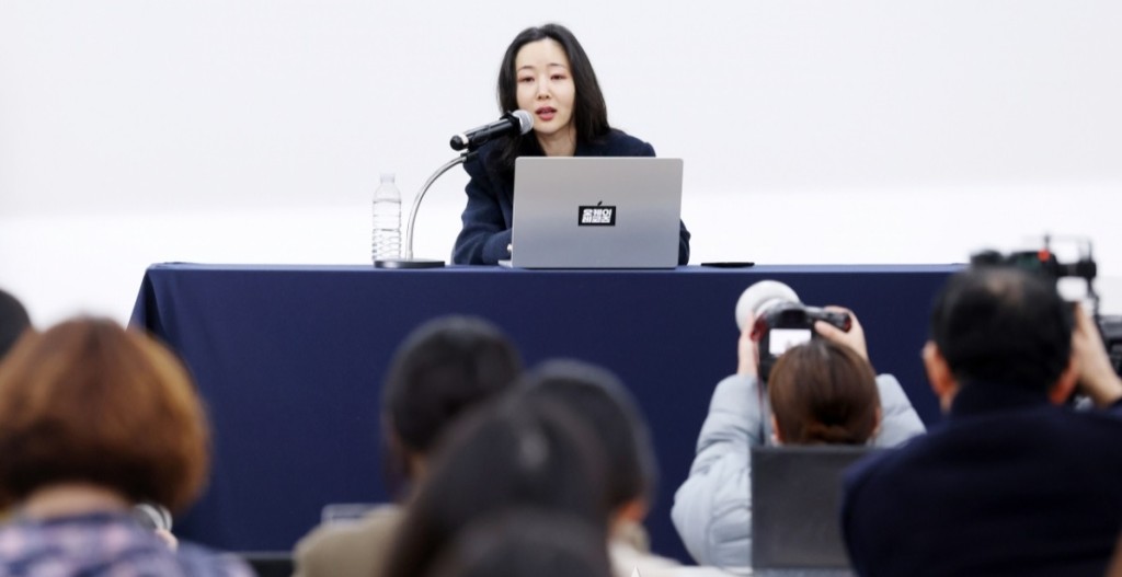 雖然閔熙珍挺身營救NewJeans和其他合作夥伴,但韓媒對她在記者會上遲到早退就甚感不滿。 雖然閔熙珍挺身營救NewJeans和其他合作夥伴,但韓媒對她在記者會上遲到早退就甚感不滿。