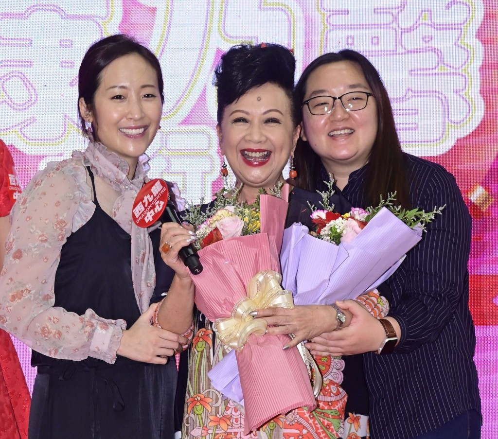 去年母亲节薛家燕出席活动，获两个囡囡即场戏花。