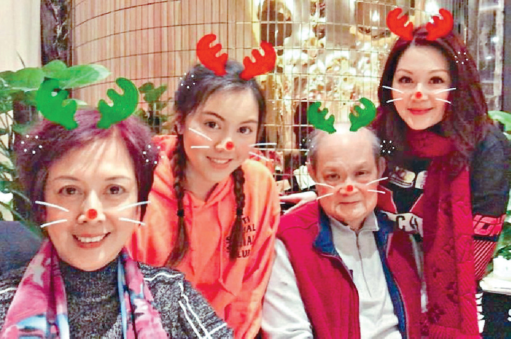 優良基因■宋宛穎遺傳家族優良基因，跟（左1）婆婆及（右1）媽媽文寶雪都係靚人。