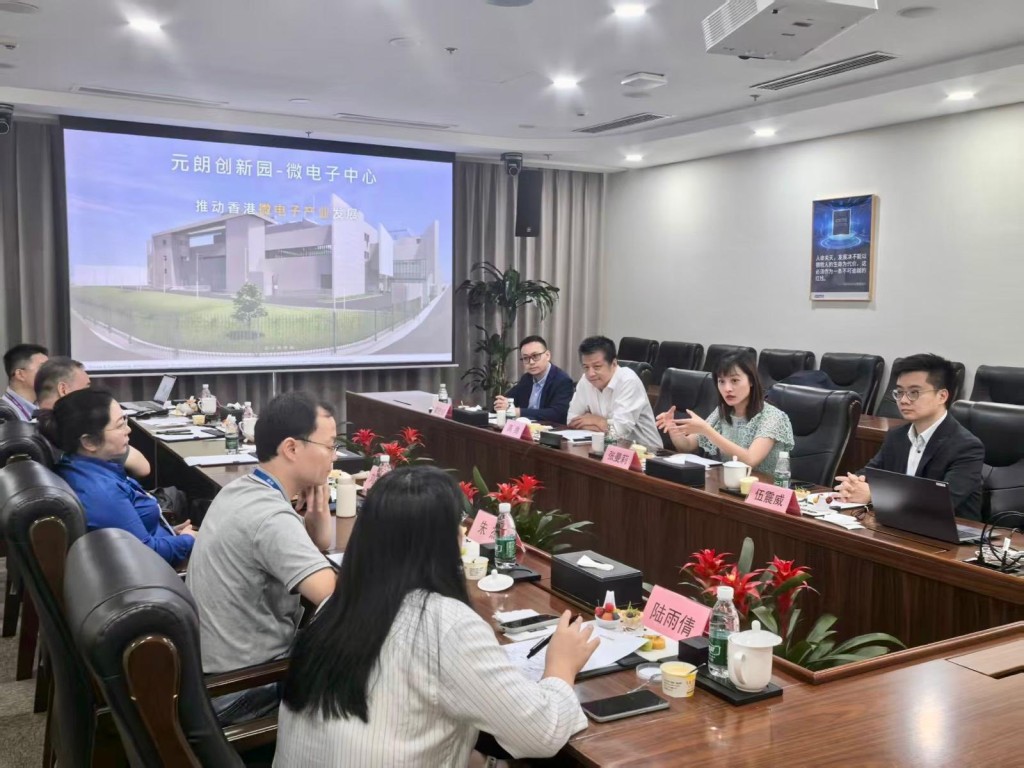 創新科技及工業局副局長張曼莉(右二)在北京參觀一家高端半導體晶片企業,並向企業領導層介紹在香港發展微電子產業的優勢。旁為香港微電子研發院院長高騰博士(右三)。創新科技及工業局FB圖片 創新科技及工業局副局長張曼莉(右二)在北京參觀一家高端半導體晶片企業,並向企業領導層介紹在香港發展微電子產業的優勢。旁為香港微電子研發院院長高騰博士(右三)。創新科技及工業局FB圖片