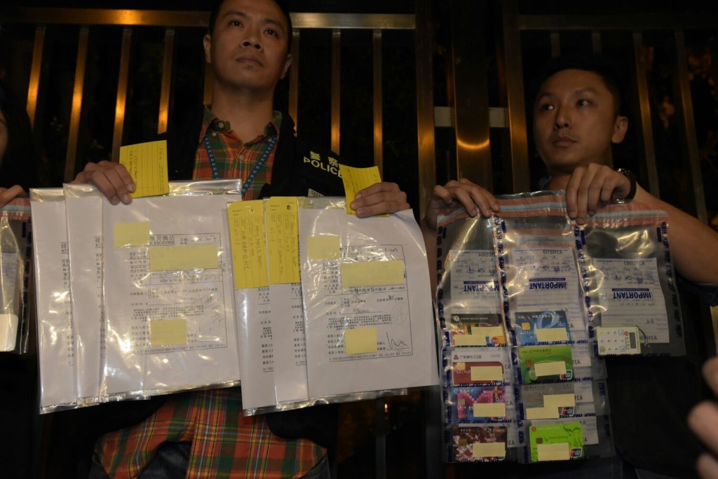 警方檢獲與案件有關的銀行卡及大量匯款單。黃文威攝