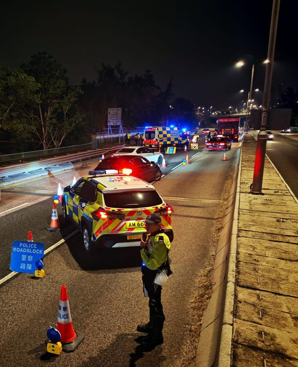 警方利用隱型戰車在區內的快速公路巡邏。 警方利用隱型戰車在區內的快速公路巡邏。