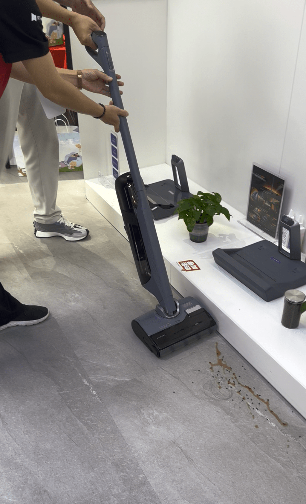 京東MALL實體店其中一大主打是「先試後買」，如近期大熱的拖地吸塵機，亦可在場內一試性能。