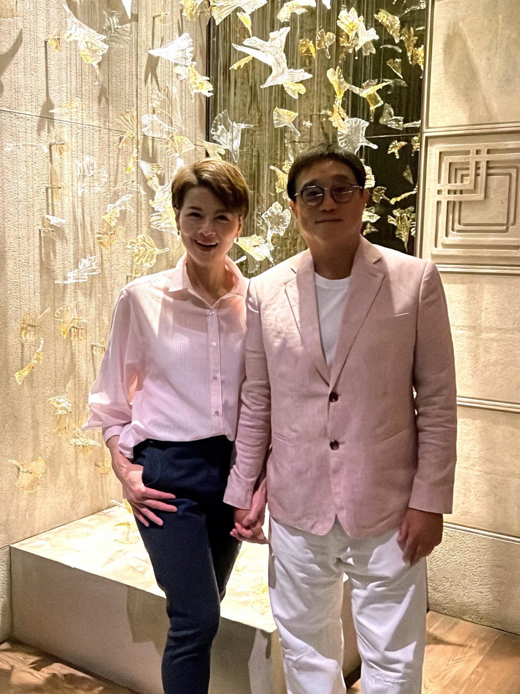 黎燕珊與男友穿情侶裝。