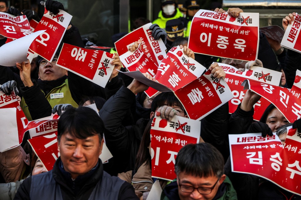 南韩民众继续示威，要求尹锡悦下台。路透社