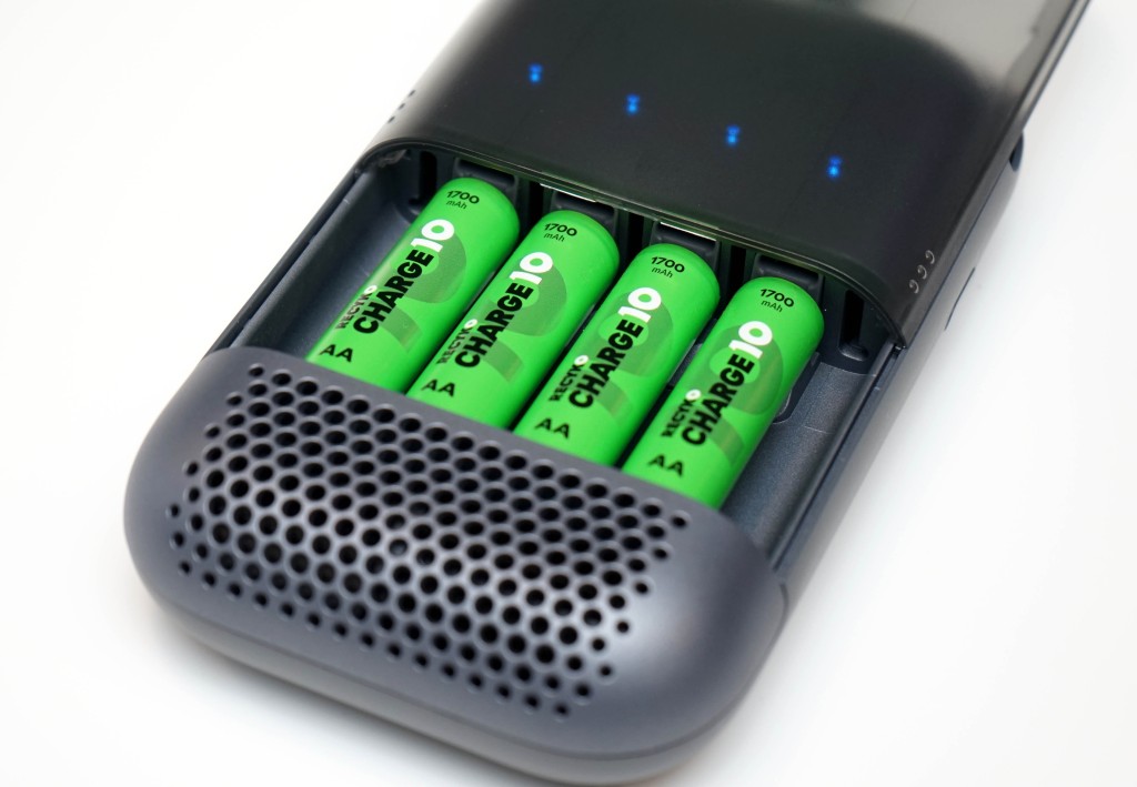 ●相比傳統充電器,Reckyo Charge 10可以提供高達10A電流輸入,並設有冷卻風扇防止電池過熱。