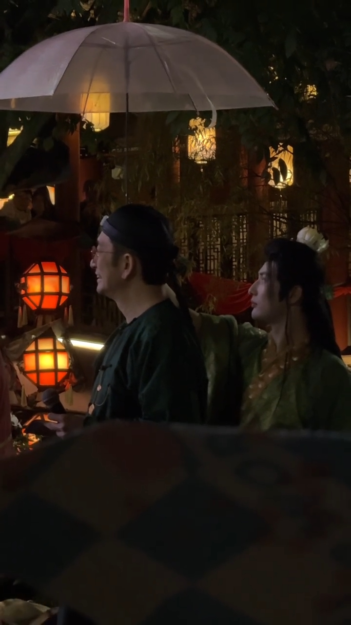 吳啟華冒雨演出,被讚敬業樂業。 吳啟華冒雨演出,被讚敬業樂業。