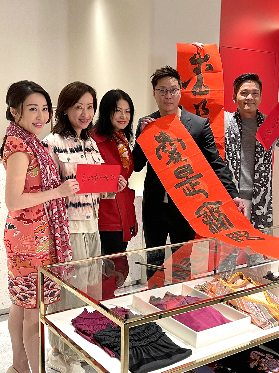 (左2)新城首席商務總監馮靜婷、(右2)泓福慈善基金主席田公博跟時裝設計師Vivienne  Tam(中)、節目主持人鄭啟泰及林伽遙提前拜年。