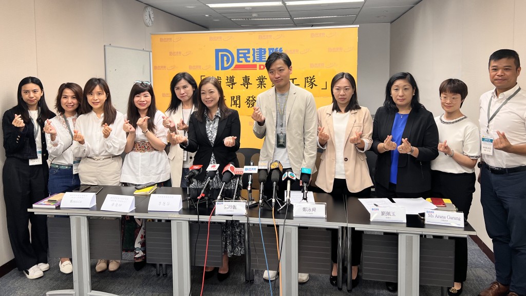 民建聯聯同社區組織，成立一支約20人的輔導義工隊，當中包括社工及臨床心理學家等，以支援少數族裔及促進社區精神健康。郭詠欣攝