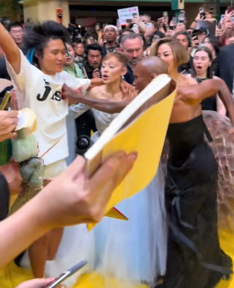 搞事網紅Johnson Wen上月中在新加坡突擊Ariana Grande，從此惡名遠播。