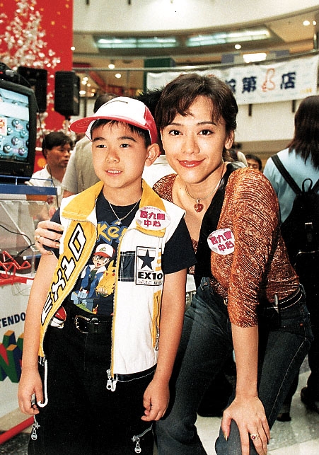龐景峰自小已經常跟媽咪出席活動。