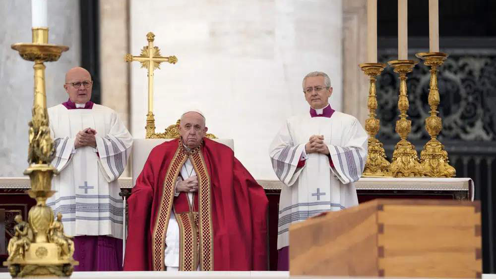 本篤十六世的葬禮在梵蒂岡聖伯多祿廣場舉行，由現任教宗方濟各主持彌撒。AP