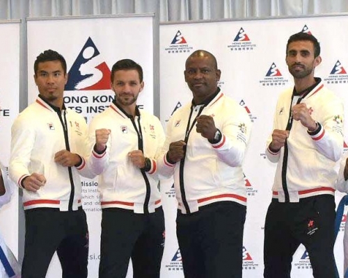 (右二)英籍總教練威廉湯馬士今日確診新冠肺炎。資料圖片