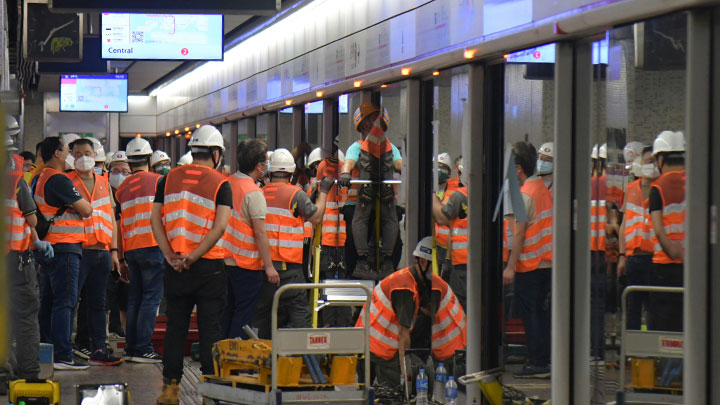 港鐵指今早事故後，職員按程序開啟車門讓乘客在月台旁邊離開車廂。