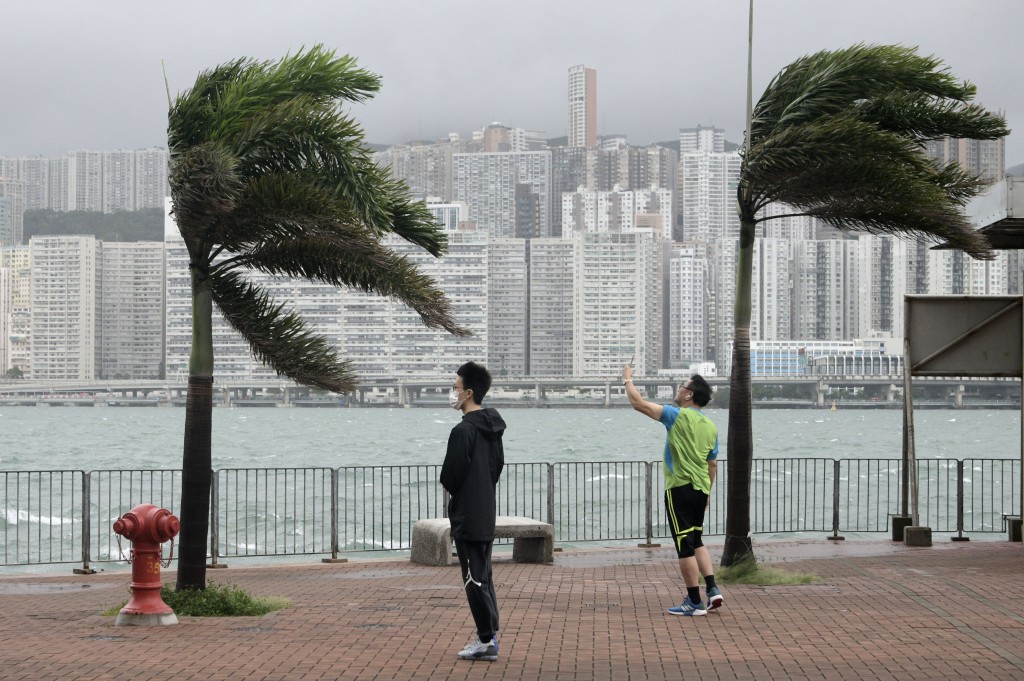 天文台预料华南沿岸及南海北部风势颇大及有几阵狂风骤雨。资料图片