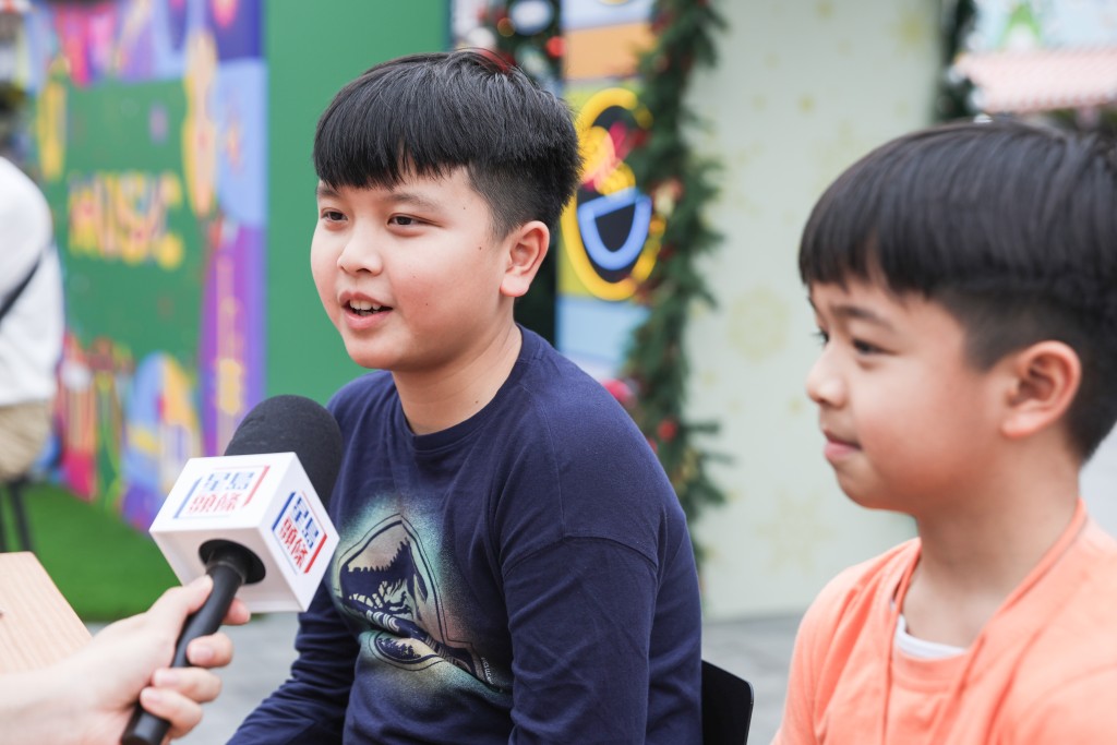 和媽媽、弟弟到場購置零食的陳小朋友。 和媽媽、弟弟到場購置零食的陳小朋友。