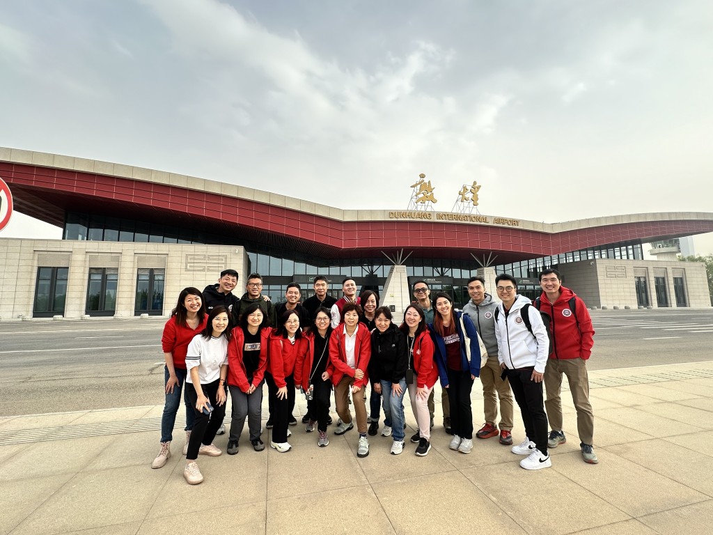 课程的19名学员上月底到甘肃省敦煌市实地调研。杨何蓓茵facebook图片