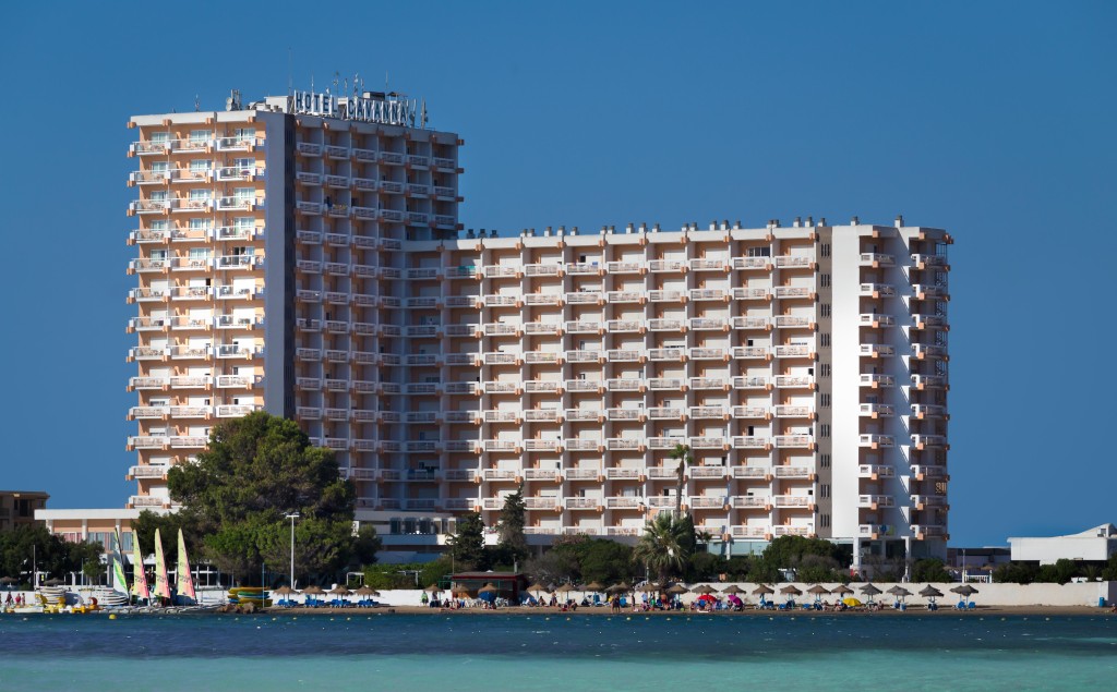 涉事伊贊卡瓦納酒店(Izan Cavanna Hotel)。 cavanna-hotel.oncostacalida.com
