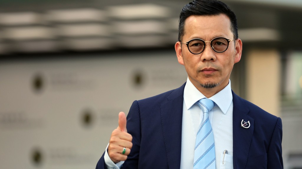 羅富全目前只欠一場勝仗,便能取得在港從練以來的第四百場頭馬。 羅富全目前只欠一場勝仗,便能取得在港從練以來的第四百場頭馬。