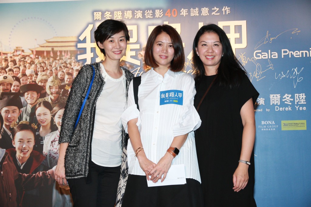 翁杏兰（右）及姚康莉现身袁咏仪演出的电影《我是路人甲》首映礼。