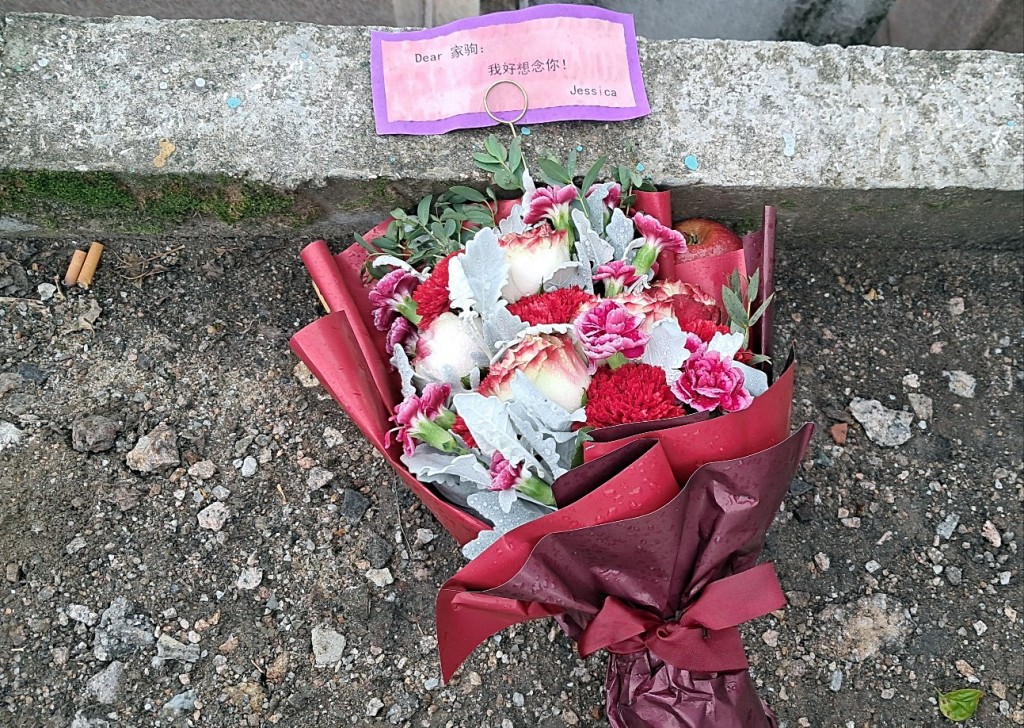 有歌迷在坟头献上鲜花。林思明摄
