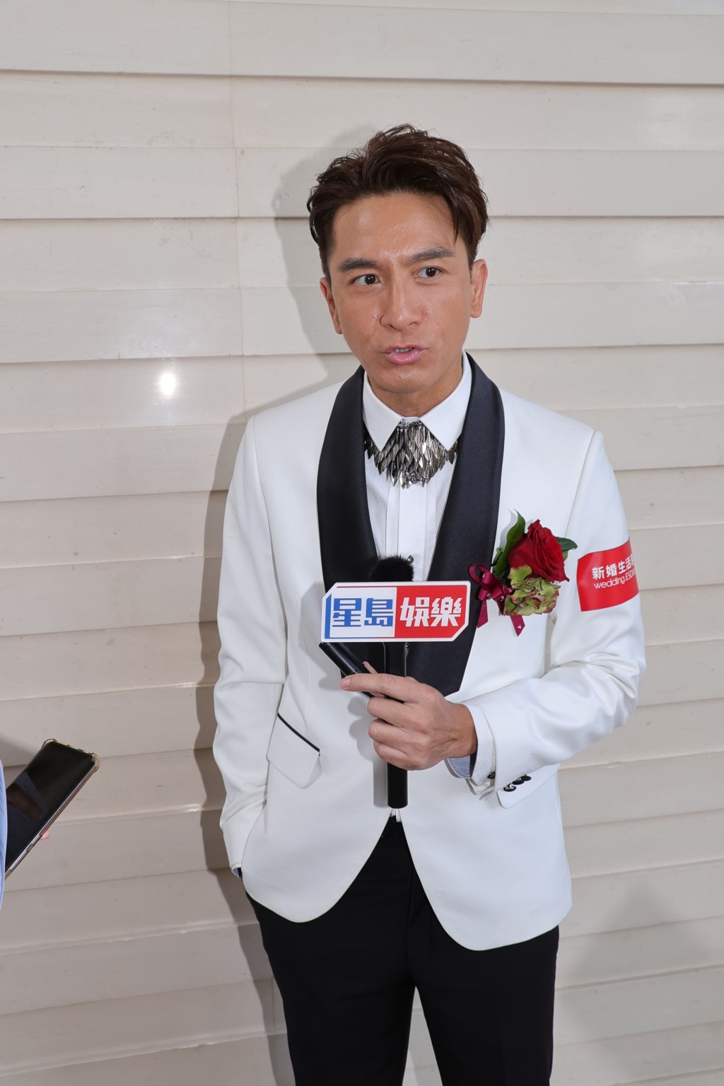 馬明稱新居已入伙,因為傭人未到要自己做家務。