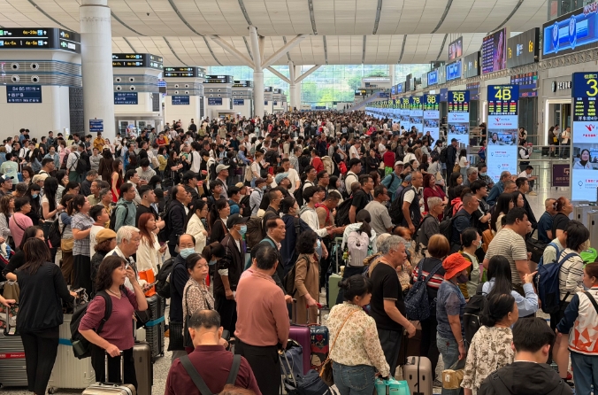 广深港高铁跨境客流今年提前破2000万，香港前往内地客流达972.7万人次。 央视