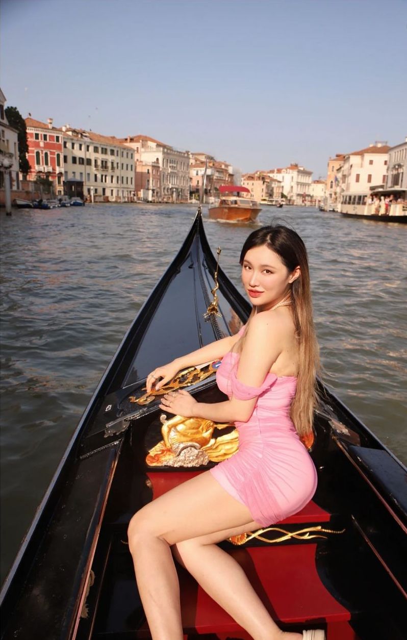 王冰冰穿上性感短裙遊威尼斯。