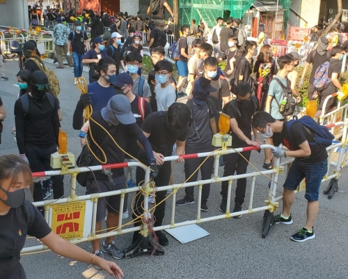 警方警告示威者離開。