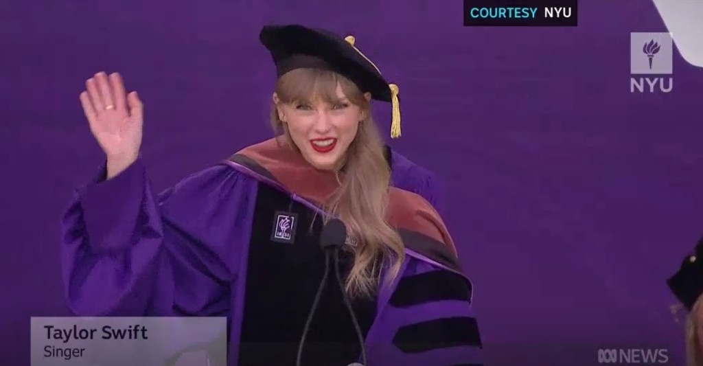 Taylor Swift在台上向過千名畢業生演講25分鐘。