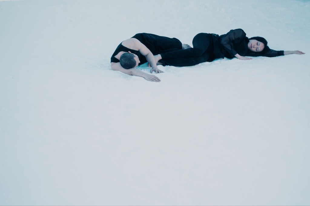 Joey以男女主角跳现代舞表达感情世界。